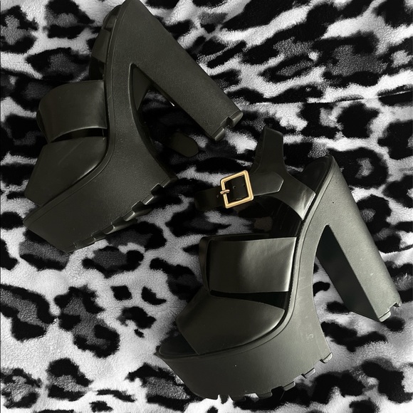 Shii Heels. 7.5 - Picture 1 of 2